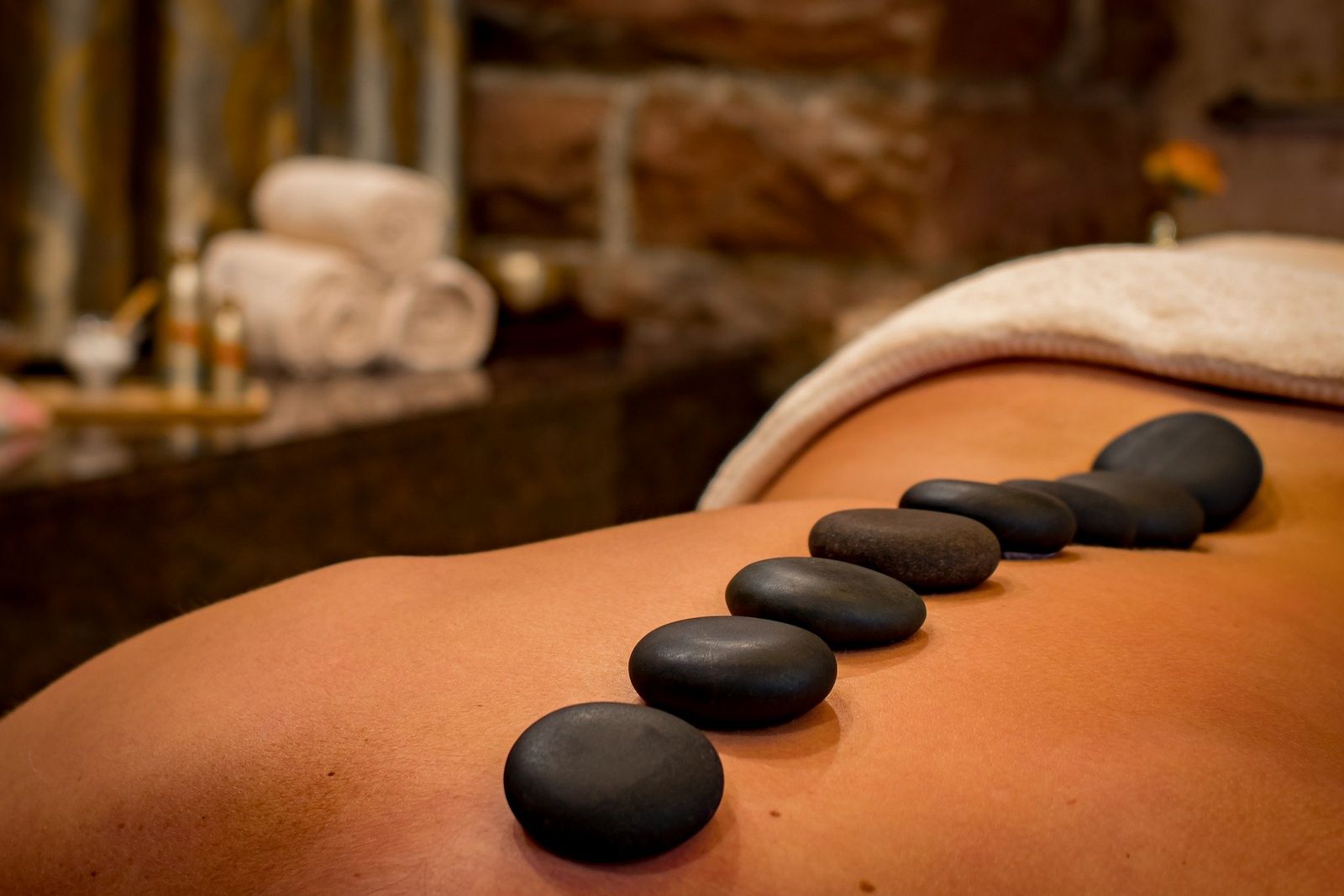 Poukaz na masáž lávovými kameny může být pěkným dárkem pro ženy